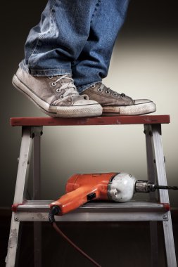 merdiven üzerinde çalışan adam