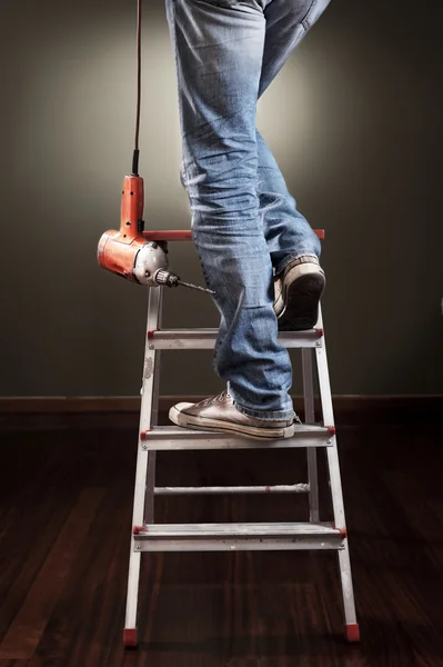 Muž pracující na žebříku — Stock fotografie