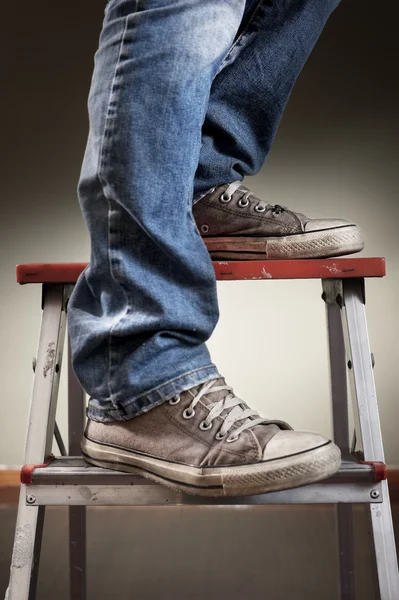 adam merdivene tırmanma