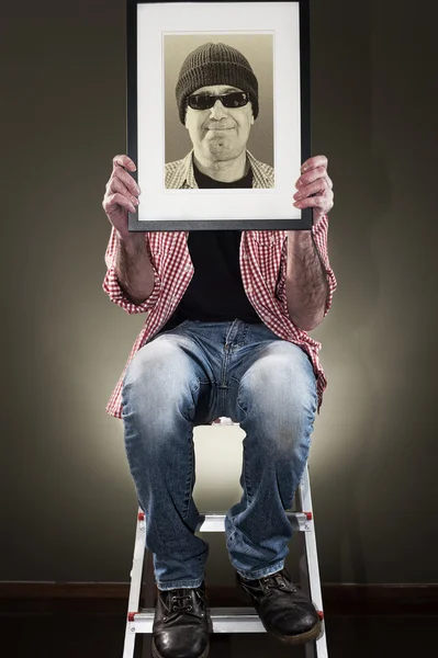 Homem segurando quadro de imagem — Fotografia de Stock