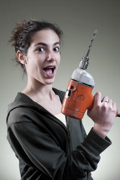 Feliz joven mujer trabajando con taladro — Foto de Stock