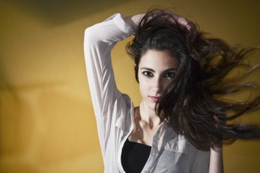 rüzgarlı uzun saçlı genç erkek