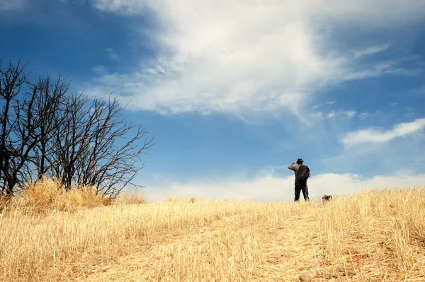 Homem de pé em um campo — Fotografia de Stock