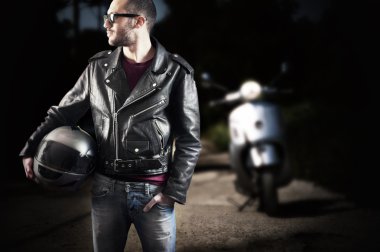 Motorcu deri ceket ve güneş gözlüğü