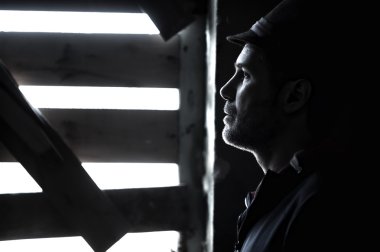 kırık pencere arkasında adam