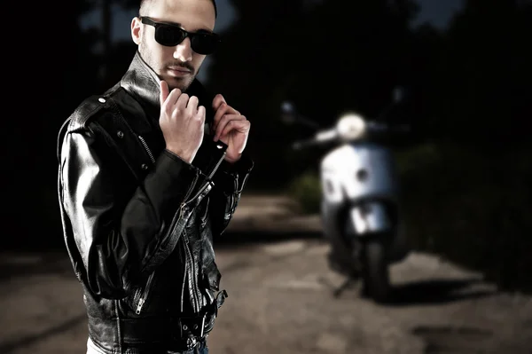 Biker sur veste en cuir et lunettes de soleil — Photo