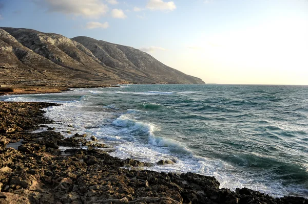 Paisaje marino y montañas rocosas ventosas — Foto de Stock