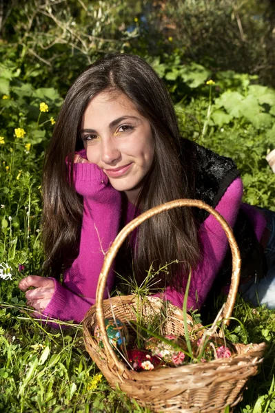 Młoda kobieta, zbierając kwiaty w polu — Zdjęcie stockowe