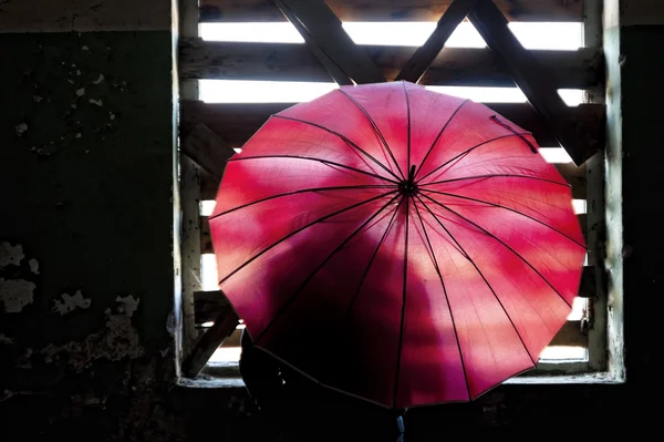 Silhouet achter rode paraplu — Stockfoto