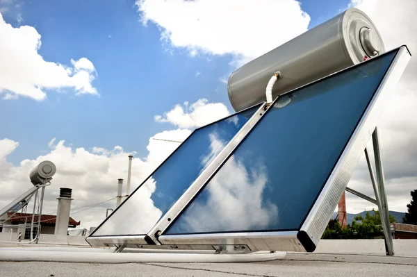 Aquecedor solar de água — Fotografia de Stock