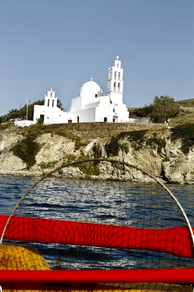 Church in the entrance of Ios harbor, Cyclades, Greece — Stock Photo, Image