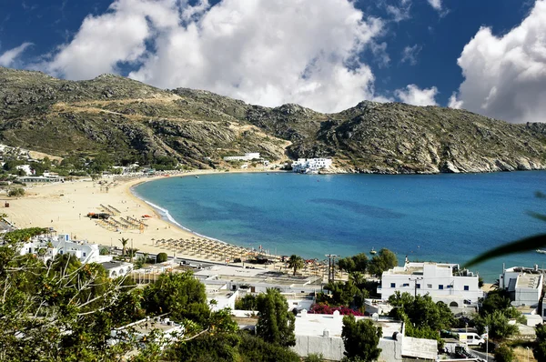 Vista da praia de Mylopotas, ilha de Ios, Grécia — Fotografia de Stock