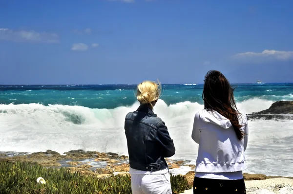 Молодые женщины смотрят на бурное море — стоковое фото