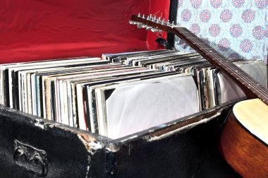 vinil kayıtlar ile gövde karşı yalan gitar