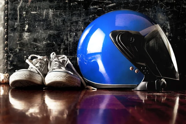 头盔、 脏兮兮的球鞋 — 图库照片