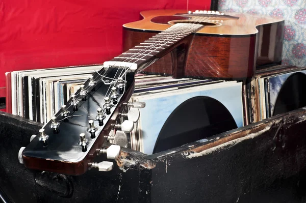Gitarda bir Bagaj dolusu eski vinil kayıtları — Stok fotoğraf
