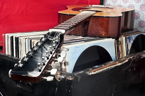 gitarda bir Bagaj dolusu eski vinil kayıtları