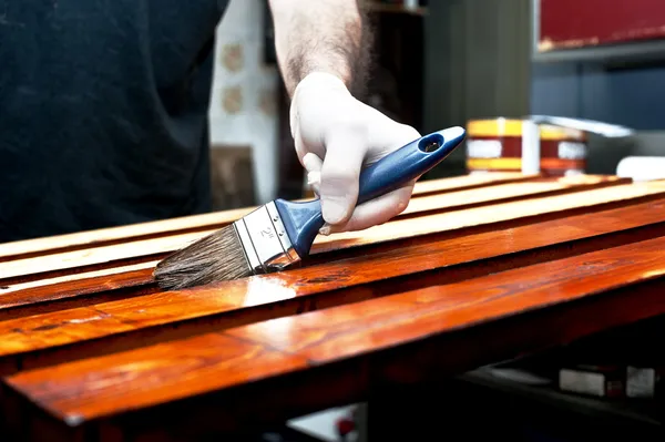 Varnishing wooden boards — Stock Photo, Image