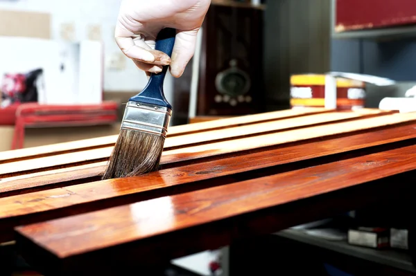 Varnishing wooden boards — Stock Photo, Image