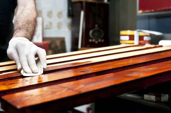 Varnishing wooden boards — Stock Photo, Image
