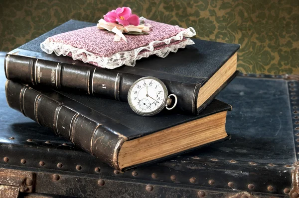 Eski saati ve kitaplar — Stok fotoğraf