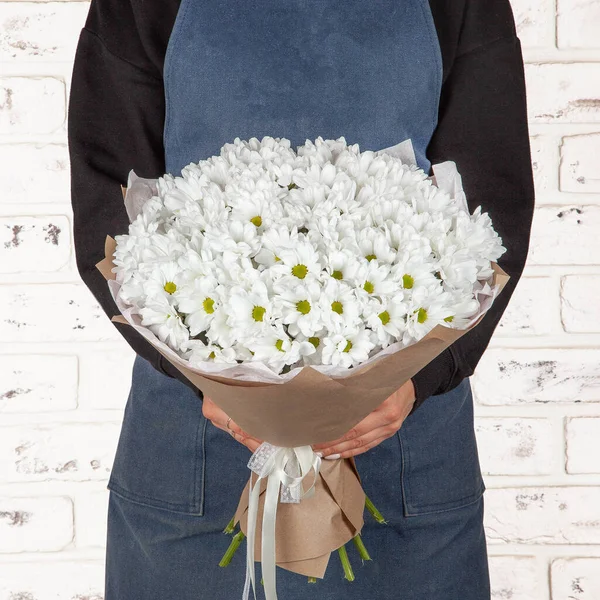 Joven Florista Sosteniendo Gran Ramo Hermoso Florecimiento Flores Frescas Imagen de archivo