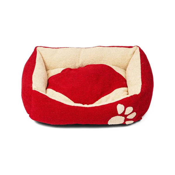 Cama pequeña para gatos roja y blanca para mascotas de interior aislada sobre fondo blanco Fotos de stock