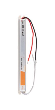 Metal konutlardaki kablolarla beyaz üzerine izole edilmiş LED sürücü güç kaynağı