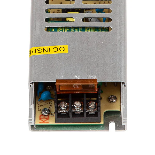Connecteurs rapprochés de l'alimentation LED Driver avec fils dans un boîtier métallique isolé sur blanc — Photo