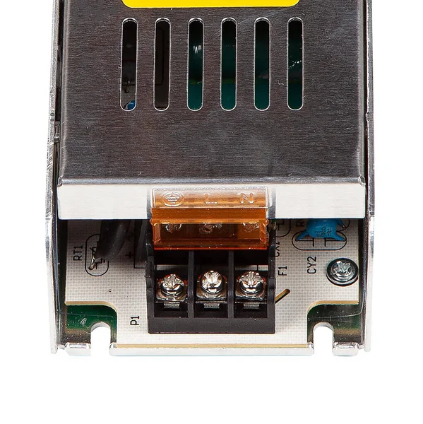 Nahaufnahme-Steckverbinder des LED-Treibernetzteils mit Drähten im Metallgehäuse isoliert auf weiß — Stockfoto