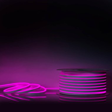 Esnek mor öncü neon dekor siyah arkaplanda noel ışığı