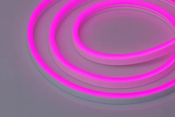 Esnek mor öncü neon dekor siyah arkaplanda noel ışığı