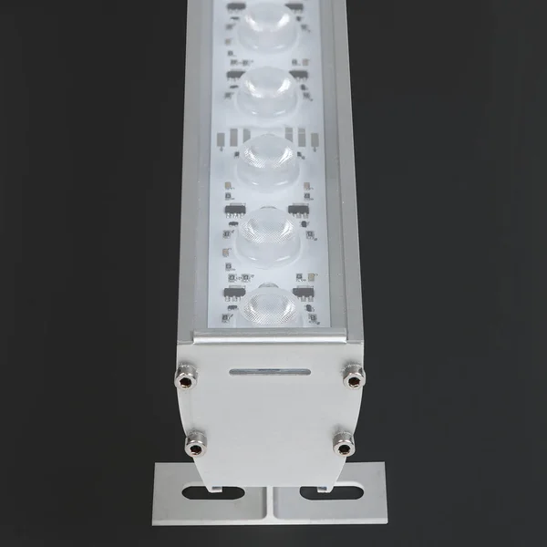 Färgglada LED översvämningsljus i aluminium hölje med tråd på mörk bakgrund — Stockfoto