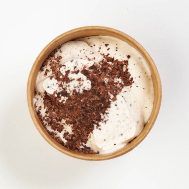 Beyaz arka planda izole edilmiş kahverengi dondurma kasesi..