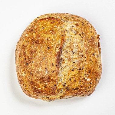 El, beyaz arka planda izole edilmiş taze ekmek yaptı.