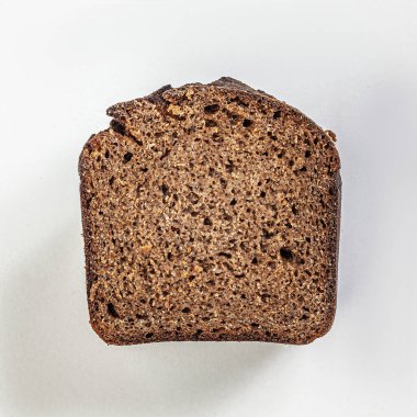 El, beyaz arka planda izole edilmiş taze ekmek yaptı.