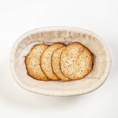 Beyaz arka planda el yapımı tereyağlı kurabiyeler..