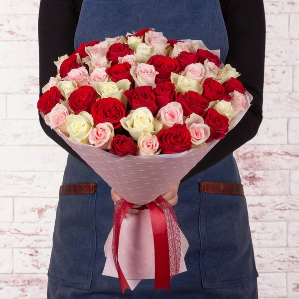 Mujer Florista Delantal Azul Sosteniendo Ramo Fresco Flores Rojas Rosadas Imagen de stock