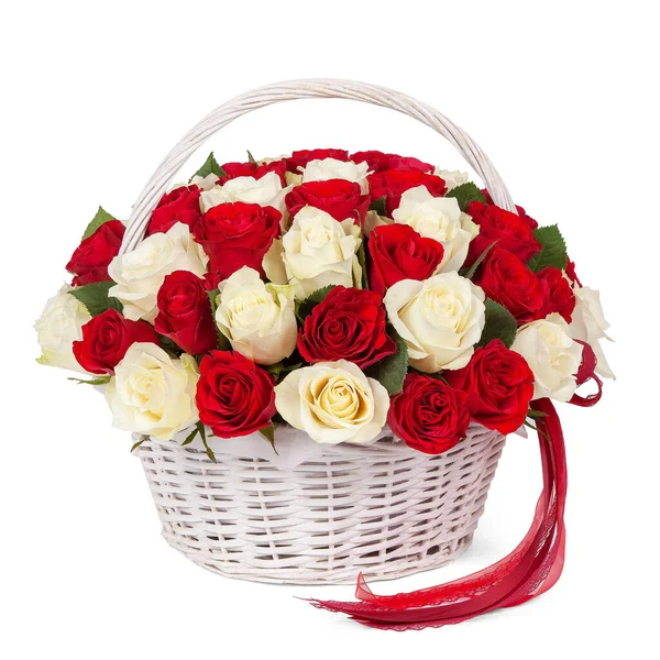红白相间的玫瑰 篮子里有红丝带花束 花朵与白色背景隔离 图库图片