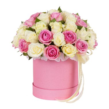 Beyaz arka planda izole edilmiş pembe kutudaki beyaz ve pembe güller.