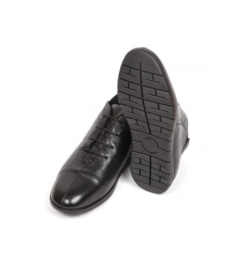 Beyaz arka planda kürkü olan siyah deri botlu adamlar..