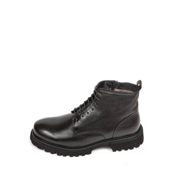 Beyaz arka planda kürkü olan siyah deri botlu adamlar..