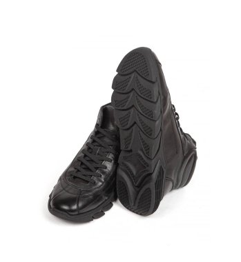 Beyaz arka planda kürkü olan siyah deri botlu adamlar..