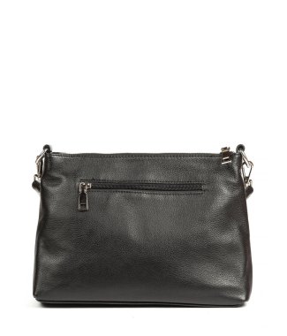 Klasik moda. Beyaz arka planda siyah deri kadın çantası..