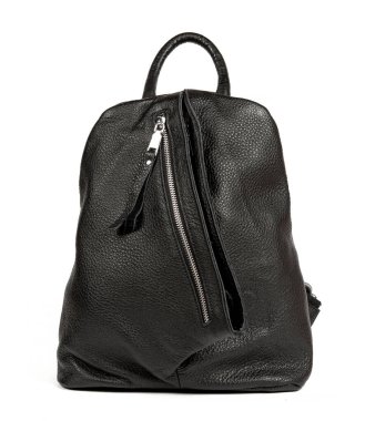 Siyah deri kadının sırt çantası beyaz arka planda izole edilmiş..