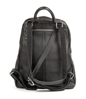 Siyah deri kadının sırt çantası beyaz arka planda izole edilmiş..