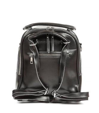 Siyah deri kadının sırt çantası beyaz arka planda izole edilmiş..