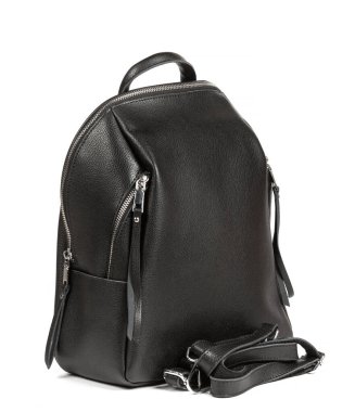 Siyah deri kadının sırt çantası beyaz arka planda izole edilmiş..