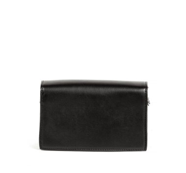 Beyaz bir arka planda klasik küçük kutu moda siyah deri kadın çantası..