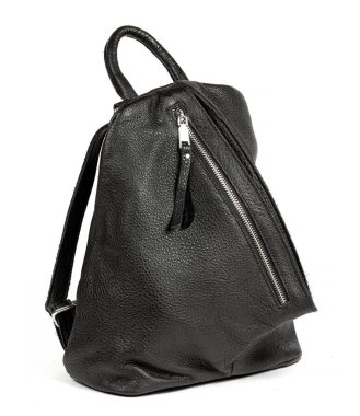 Siyah deri kadının sırt çantası beyaz arka planda izole edilmiş..